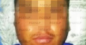 Los agentes investigadores de la entidad fueron tras el indiciado y tras varios recorridos de vigilancia, consiguieron detener a René "N", de 19 años de edad, sobre un punto del tramo carretero que va de Salinas a Santo Domingo. Foto: FGE de SLP