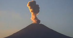 El Popo expulsó una columna de ceniza de aproximadamente 800 metros. Foto: CNPC.