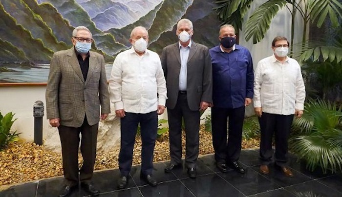 Fotografía cedida hoy por Estudio Revolución que muestra al primer secretario del Comité Central del Partido Comunista de Cuba (PCC), Raúl Castro Ruz (i), y al Presidente de Cuba, Miguel Díaz-Canel (c), mientras reciben al expresidente de Brasil, Luiz Inácio Lula da Silva (2-i), en La Habana (Cuba).