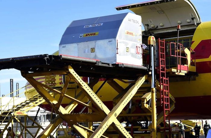 El momento en que son descargadas las vacunas contra la COVID-19 de Pfizer.