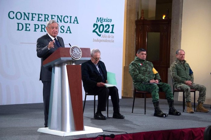 López Obrador avisó a los gobiernos estatales y a las empresas que "no es fácil" comprar las vacunas "porque no hay producción suficiente en el mundo".