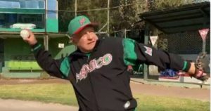 López Obrador publica un video en Twitter mientras practica su deporte favorito, el béisbol. Foto: Imagen tomada de video. 
