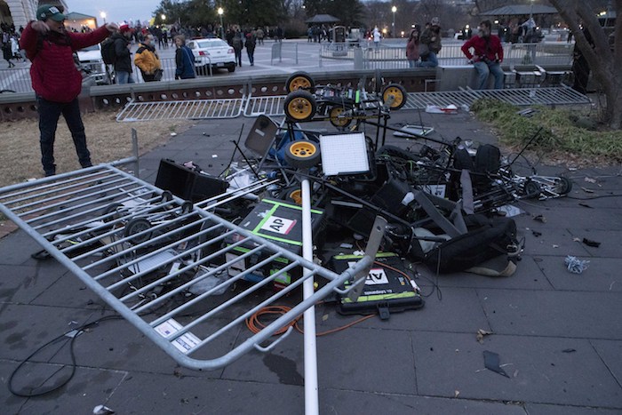 Manifestantes dejan una pila de equipos de televisión destrozados en el exterior del Capitolio de Estados Unidos, el 6 de enero de 2021, en Washington.