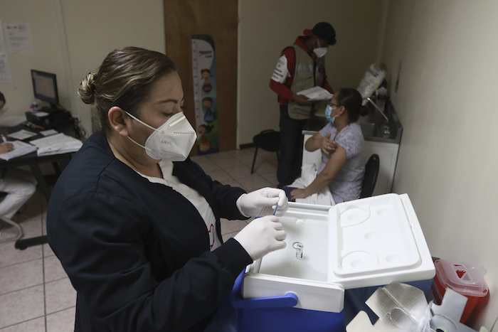 Una enfermera hace los preparativos para administrar una dosis de la vacuna contra el coronavirus desarrollada por Pfizer y su socio alemán BioNTech, en Ciudad Juárez, México, el miércoles 13 de enero de 2021.