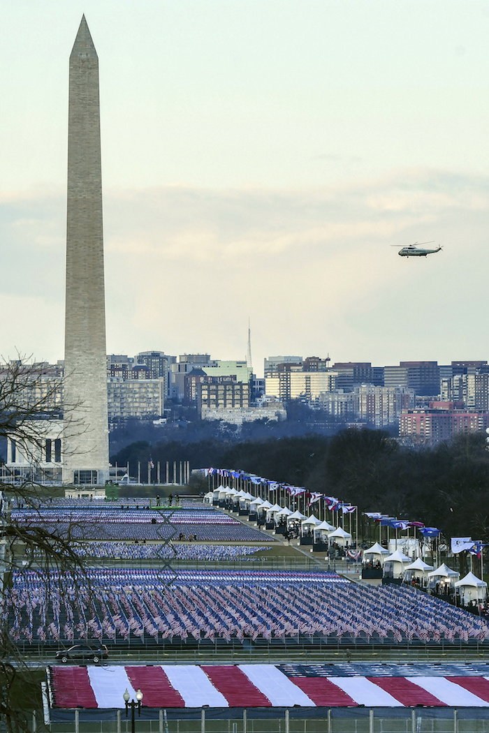 El helicóptero presidencial con el expresidente Donald Trump a bordo pasa cerca del Monumento a Washington tras dejar la Casa Blanca antes de la ceremonia de investidura de Joe Biden en el Capitolio en Washinton el miércoles, 20 de enero del 2021.