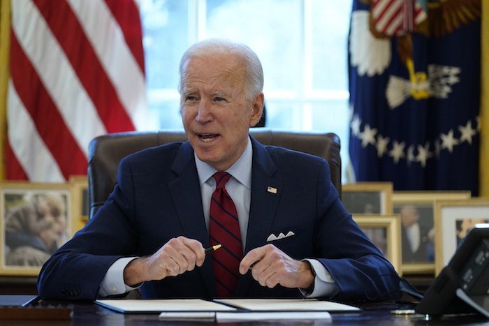 Joe Biden fotografiado durante la firma de varios decretos presidenciales en la Casa Blanca el 28 de enero del 2021.