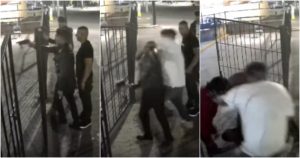 Por medio de un video de una cámara de vigilancia se mostró cómo un par de jóvenes se bajan de una motoneta para amenazar con un arma a una familia que se encontraba afuera de su casa. Foto: Captura de video