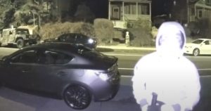 Cuando se abrió la puerta los hombres parecieron forcejear para ingresar al estudio y se escucharon varios disparos antes de que los asesinos se dieran a la fuga. Foto: Captura de video. 