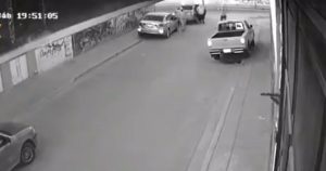 En el video se muestra el momento en que el grupo armado llega a bordo de un vehículo e instantes más tarde asesina a la familia. Foto: Twitter @QuePocaMadre_Mx