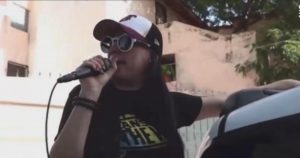 Mujer busca a su gato. Foto: Especial 