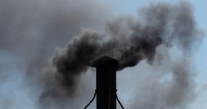 La chimenea de uno de los hornos del crematorio. Imagen ilustrativa. Foto: Graciela López, Cuartoscuro.