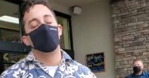 En Oregon es obligatorio usar mascarilla en todos los espacios públicos interiores. Tomada de video