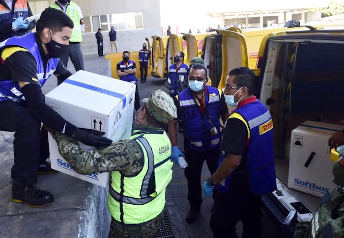 El traslado de las vacunas de Pfizer que arribaron ayer al Aeropuerto Internacional de la Ciudad de México (AICM).