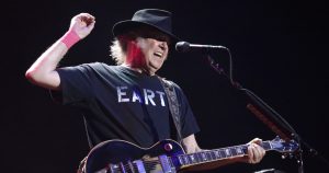 El legendario cantante y compositor canadiense Neil Young. Foto: EFE