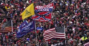 Mi preocupación ahora, dice Jon Lee, es qué van a hacer con estos grupos cretinos –racistas, nihilistas, seguidores de teorías conspirativas de ultraderecha– y que están armados. Foto: Evan Vucci, AP.