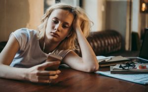 Procrastinar tiene más que ver con tu estado de ánimo que con cómo administras tu tiempo. Foto: Shutterstock