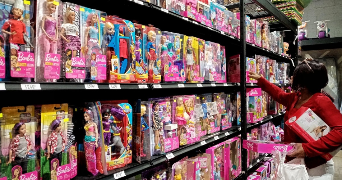 señora-compra-juguetes-barbies