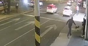 El hecho ocurrió el pasado sábado 16 de enero, alrededor de las 19:30 horas, a unos metros del cruce entre la avenida Tezozómoc y la calle Camino a Nextengo, colonia Santa Lucía. Foto: Captura de video. 