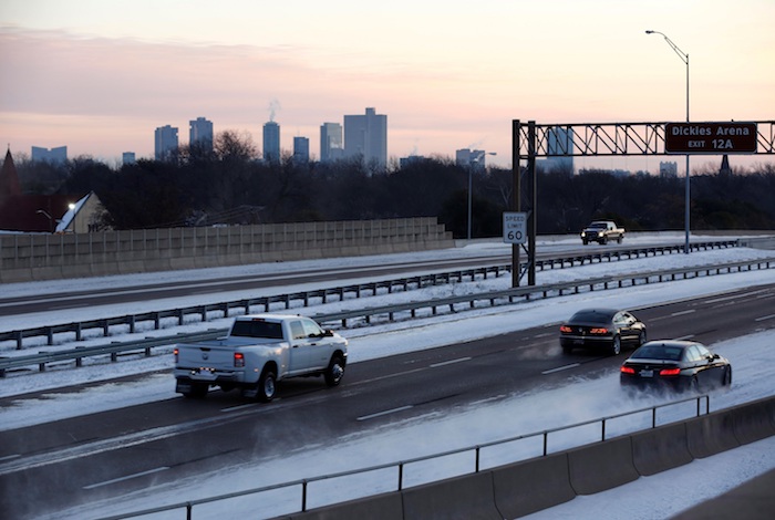 En Houston (Texas), una mujer y una niña murieron intoxicadas por monóxido de carbono al dejar encendido en el garaje un automóvil para calentar la casa, y un indigente murió de frío.