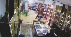 Adolescentes entraron a una joyería la cual pretendían robar. Foto: Especial.