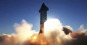 El Starship de la compañía SpaceX se lanza para un vuelo de prueba. Foto: SpaceX a través de AP.