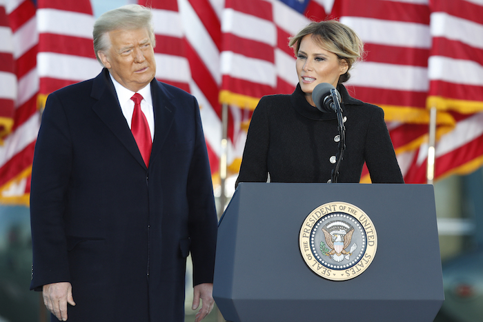 La exprimera dama Melania Trump le habla a un pequeño grupo de partidarios del expresidente Donald Trump en la Base Aérea Edwards , Maryland, el miércoles, 20 de enero del 2021.