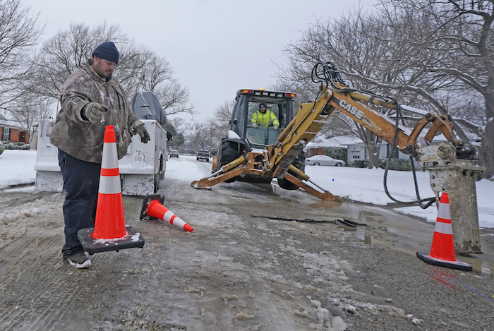 Trabajadores de la ciudad de Richardson se preparan para laborar en un tubo de distribución de agua que se rompió debido al intenso frío, el miércoles 17 de febrero de 2021, en Richardson, Texas.
