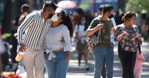 Los más jóvenes y los mayores son los que menos han dejado de besar, registrando 22 por ciento. Foto: Daniel Augusto, Cuartoscuro.