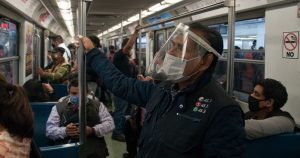 Una persona con cubrebocas y careta.