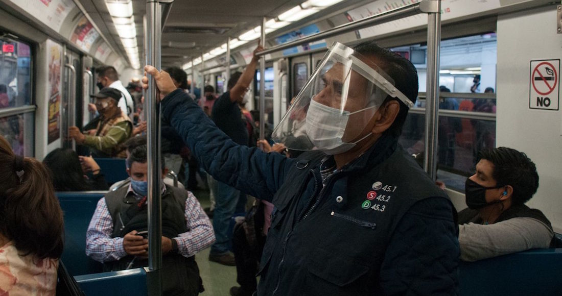 Una persona con cubrebocas y careta.