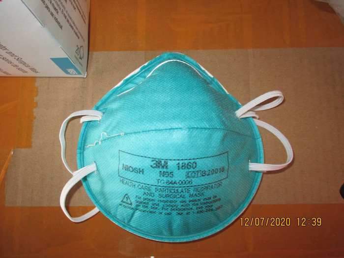 Una de las mascarillas falsas que fueron aseguradas el pasado mes de diciembre en El Paso, Texas.