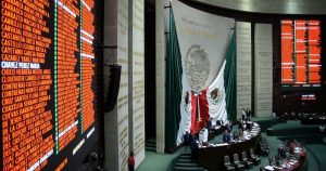 Los datos son más cerrados entre los electores de 18 a 29 años, donde Morena y sus aliados suman un 27 por ciento de respaldo contra un 28 por ciento del PRI, PAN y PRD. Foto: Mario Jasso, Cuartoscuro.