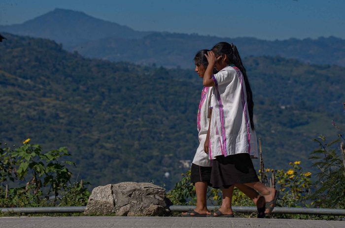 Indígenas caminan por una calle del pueblo San Juan Cancuc, el 7 de febrero de 2021 en el estado de Chiapas (México).