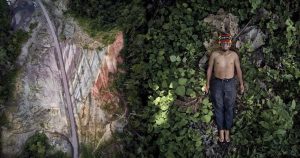 Julián Illanes es un indígena de la comunidad achuar de Ecuador quien lucha por prevenir los impactos de la nueva carretera que está siendo construida dentro de su territorio. Foto: Pablo Albarenga.