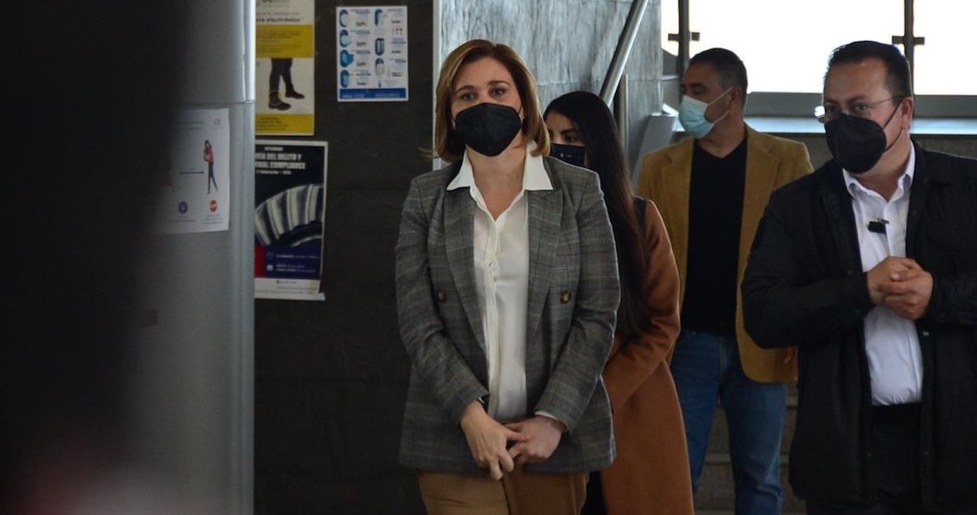 María Eugenia Campos Galván, candidata del Partido Acción Nacional (PAN) a la gubernatura de Chihuahua, durante su salida de la audiencia.