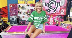 Miley Cyrus brilla en el TikTok Tailgate. Foto: Twitter @MileyCyrus