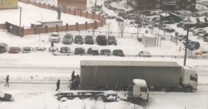 En algunas zonas de la ciudad los bancos de nieve alcanzaron entre 65 y 70 centímetros de alto. Foto: RT. 