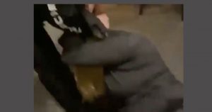 Causby dijo que todo sucedió porque la guardia seguridad le pidió que usara su máscara. Foto: Captura de video. 