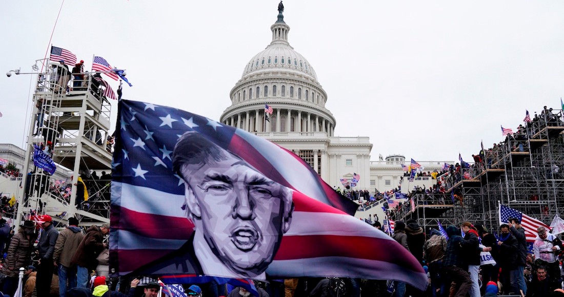 Manifestantes pro-Trump asaltan los terrenos del Capitolio en Washington, DC, Estados Unidos, el 6 de enero de 2021.