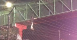 El sujeto se encontraba sobre cables de alta tensión del Metro. Foto: Captura de video. 