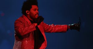 The Weeknd durante su presentación en espectáculo de medio tiempo del Super Bowl 55. Foto: AP