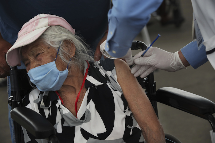 Una anciana recibe la vacuna de Sinovac Biotech contra COVID-19 en el centro deportivo de las Américas en Ecatepec, un municipio en las afueras de Ciudad de México el martes 23 de febrero de 2021.