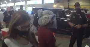 Ambas mujeres se disfrazaron con gorros, guantes y anteojos. Foto: Tomada de video