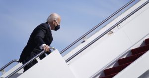 Momento en el que el Presidente Joe Biden tropieza al subir por las escaleras del avión Presidencial. Foto: Patrick Semansky, AP.