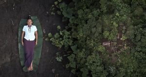Verónica es una mujer indígena achuar que trabaja como partera en una cultura donde, dice, las mujeres se avergüenzan al dar a luz. A la izquierda, Verónica tumbada sobre la tierra. A la derecha, el jardín de plantas medicinales donde cultiva plantas ance. Foto: Pablo Albarenga.