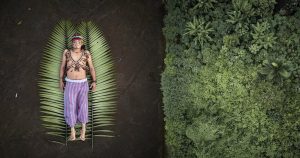 Nantu recostado sobre su territorio, junto al bosque primario que busca proteger a través de la no dependencia de combustibles fósiles. Foto: Pablo Albarenga.