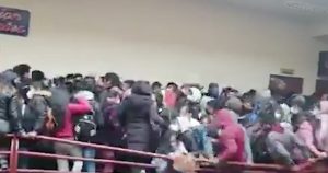 El accidente ocurrió en un cuarto piso de una universidad de Bolivia Imagen: Captura de pantalla.