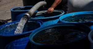 En los últimos diez años, en la Ciudad de México, Nuevo León, Jalisco y Sinaloa se han acumulado más de 55 mil reportes de robo de agua y 707 mil fugas detectadas. Foto: Cuartoscuro. 