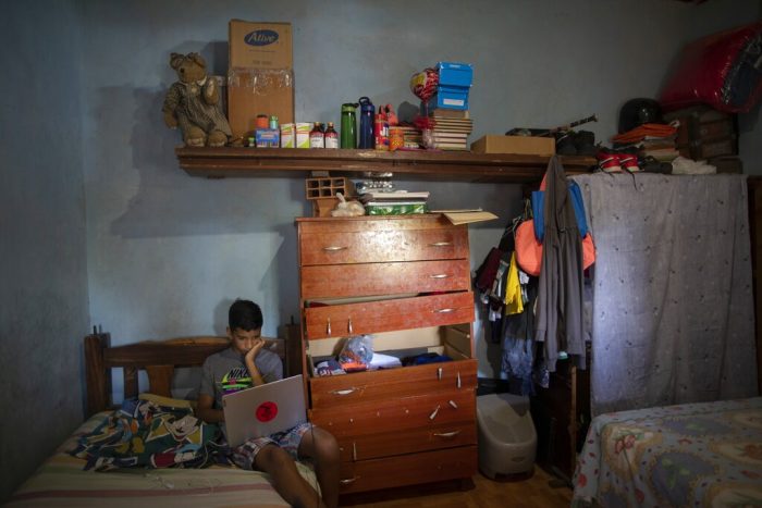 niño-vende-dibujos-venezuela