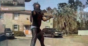 El asaltante lanzó un disparo que dejó un agujero en la carrocería. Foto: Twitter @DraperYpunce